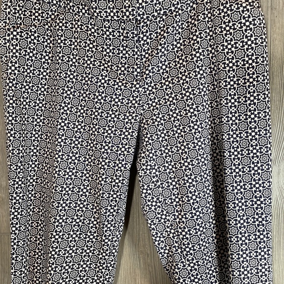 laundry by Shelli Segal Navy Patterned Capri Pants Size 10 - Picture 5 of 5